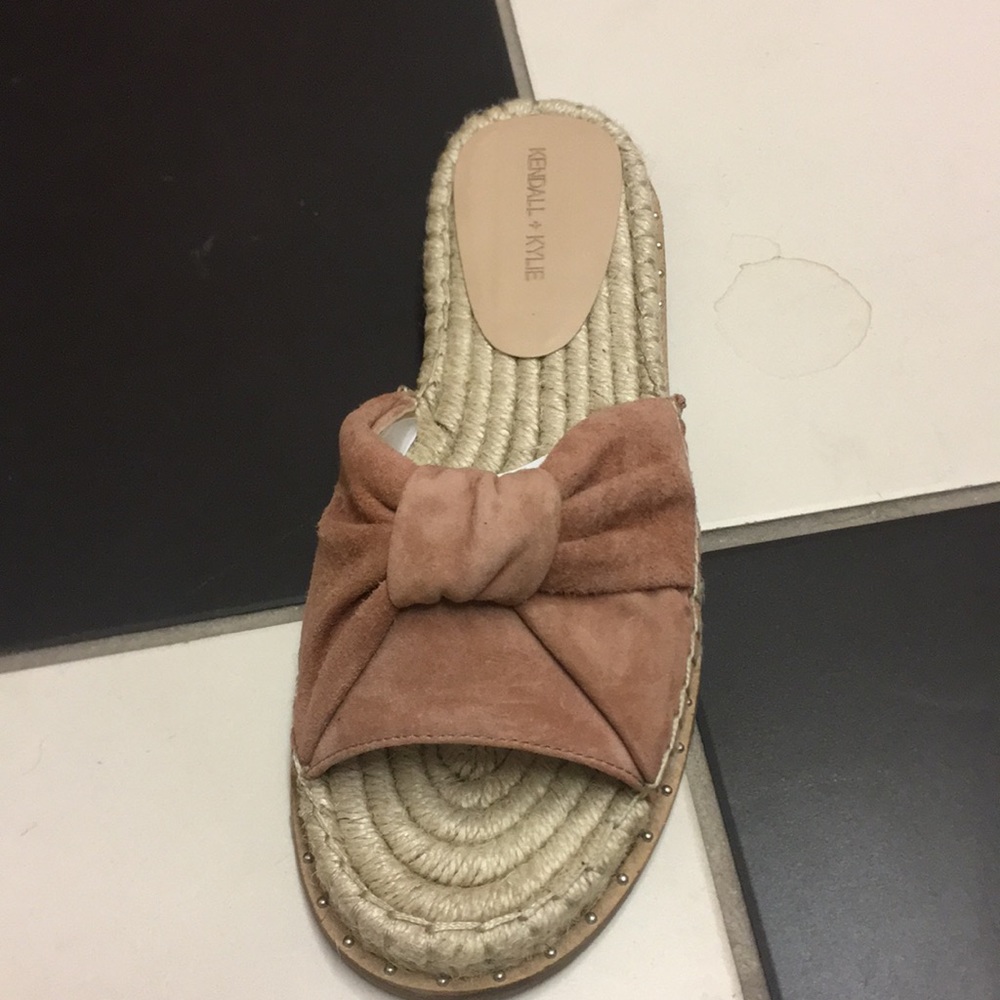 Kendall & Kylie vira suede slides